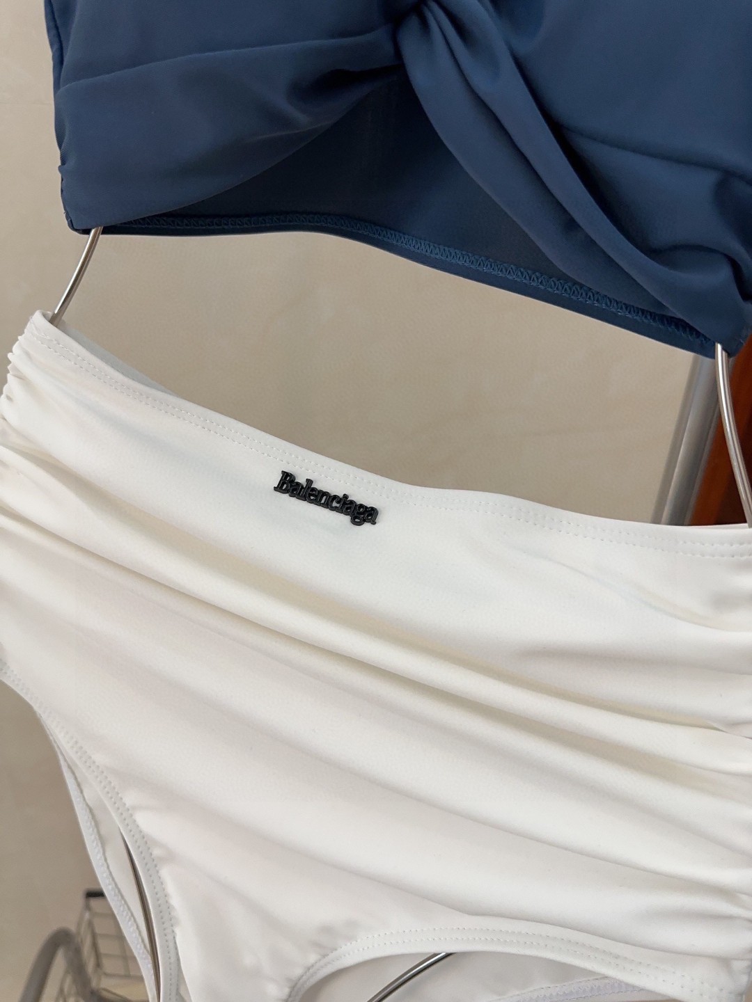 Stylish Paris Family’s New Bathing Suit for Beach Photoshoot: Fashionable and Beautiful! - 图片 5