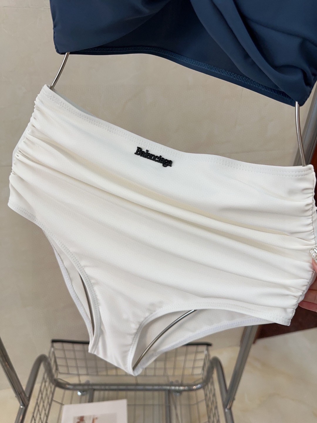 Stylish Paris Family’s New Bathing Suit for Beach Photoshoot: Fashionable and Beautiful! - 图片 4