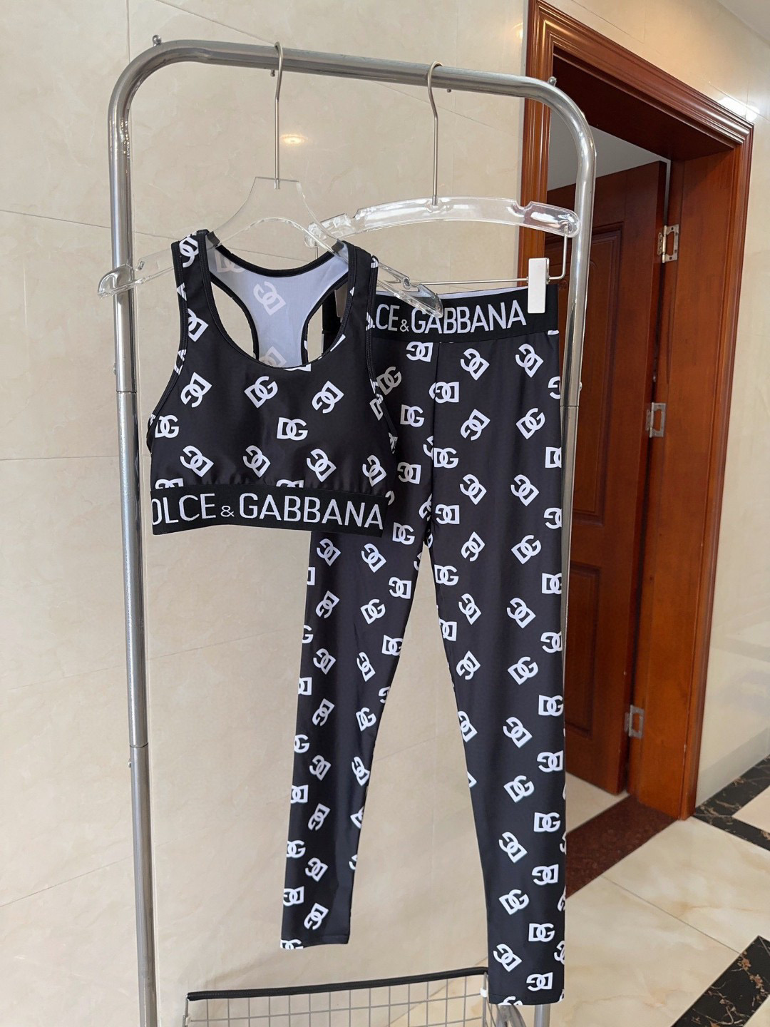 NO:304013,DG's new high elastic fitness short yoga suit sports suit~slim fit and lifting hips to make your legs S M L swimsuits and swimsuits bikini, swimsuits, swimsuits, bikinis, swimsuits, swimsuits, bikinis19860909DG新款高弹力健身短款瑜伽服运动套装~小背心修身提臀显瘦打底裤脚 S M L泳衣泳裤比基尼,泳衣，泳裤，比基尼,swimsuits,bikinis,accessory