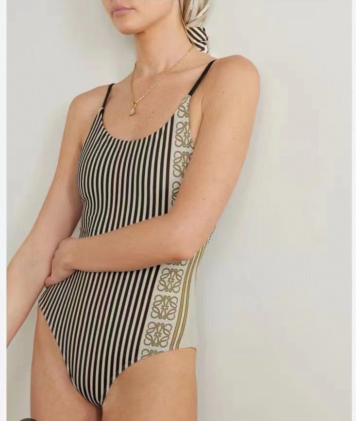 NO:304043,Luo Yiwei swimsuit, slim and beautiful on the upper body!  Wearing a very fashionable SML swimsuit, swimming trunk bikini, swimsuit, swimming trunk, bikini, loewe, swimsuits, bikinis19860909罗意威泳衣,上身显瘦而且好看！穿着很洋气SML泳衣泳裤比基尼,泳衣，泳裤，比基尼,loewe,swimsuits,bikinis,accessory