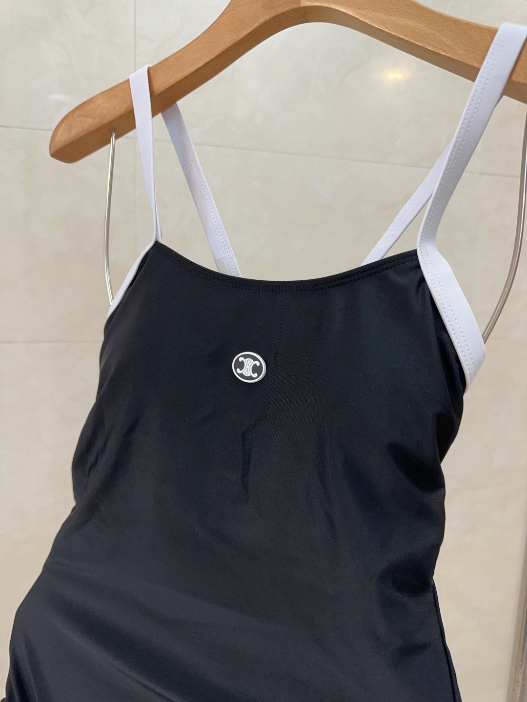 Stylish Céline Bathing Suit for Beach Photography: Fashionable and Beautiful Design. - 图片 4