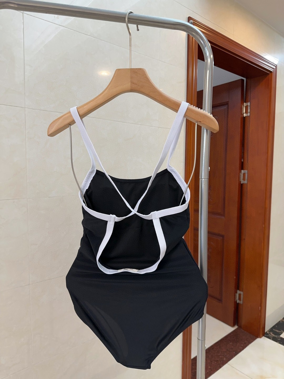 Stylish Céline Bathing Suit for Beach Photography: Fashionable and Beautiful Design. - 图片 2