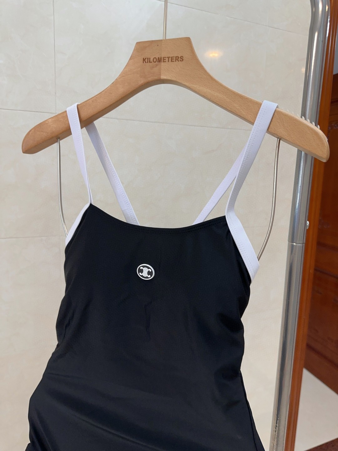 Stylish Céline Bathing Suit for Beach Photography: Fashionable and Beautiful Design. - 图片 3