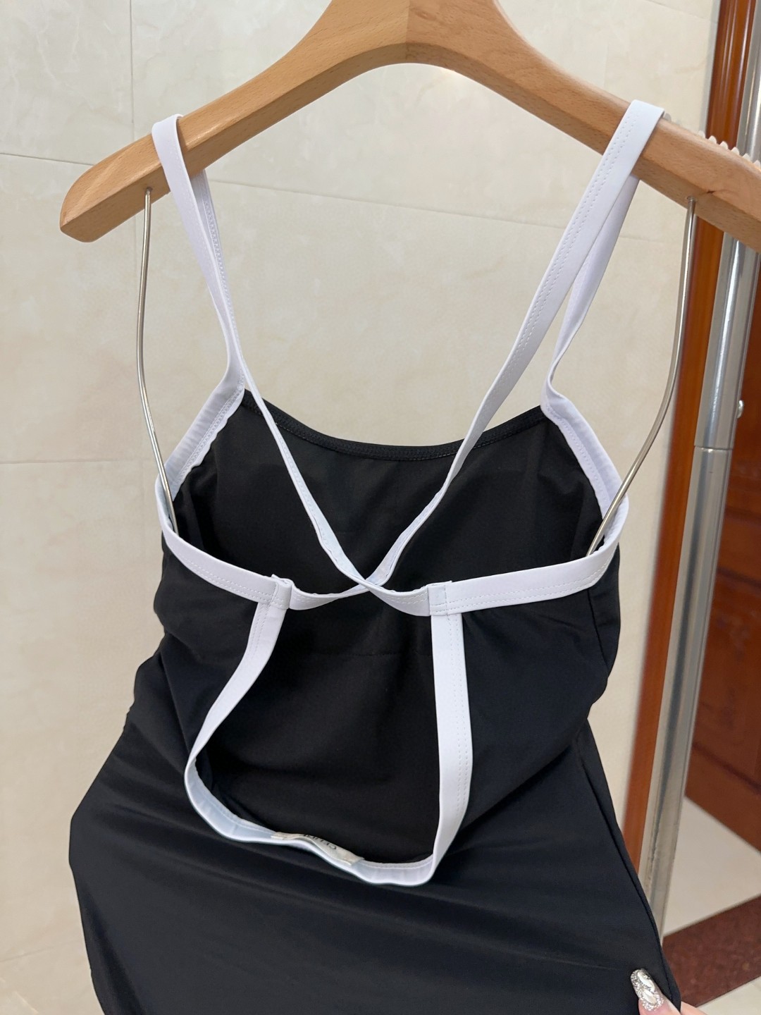 Stylish Céline Bathing Suit for Beach Photography: Fashionable and Beautiful Design. - 图片 6