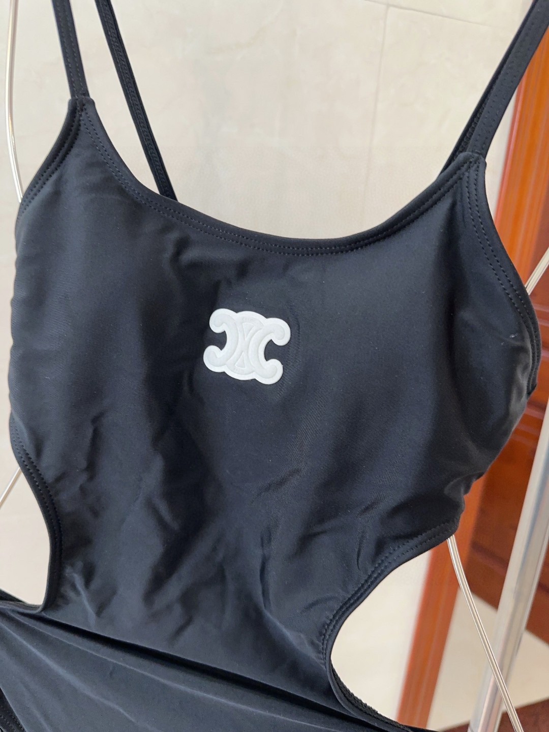 Céline’s Stylish Bathing Suit for Beach Photography: Fashionable and Beautiful Choice! - 图片 5