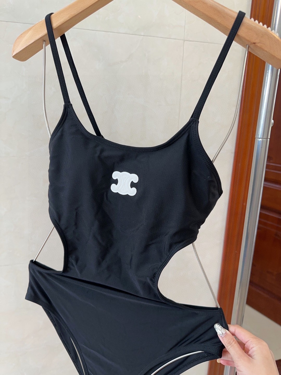 Céline’s Stylish Bathing Suit for Beach Photography: Fashionable and Beautiful Choice! - 图片 3
