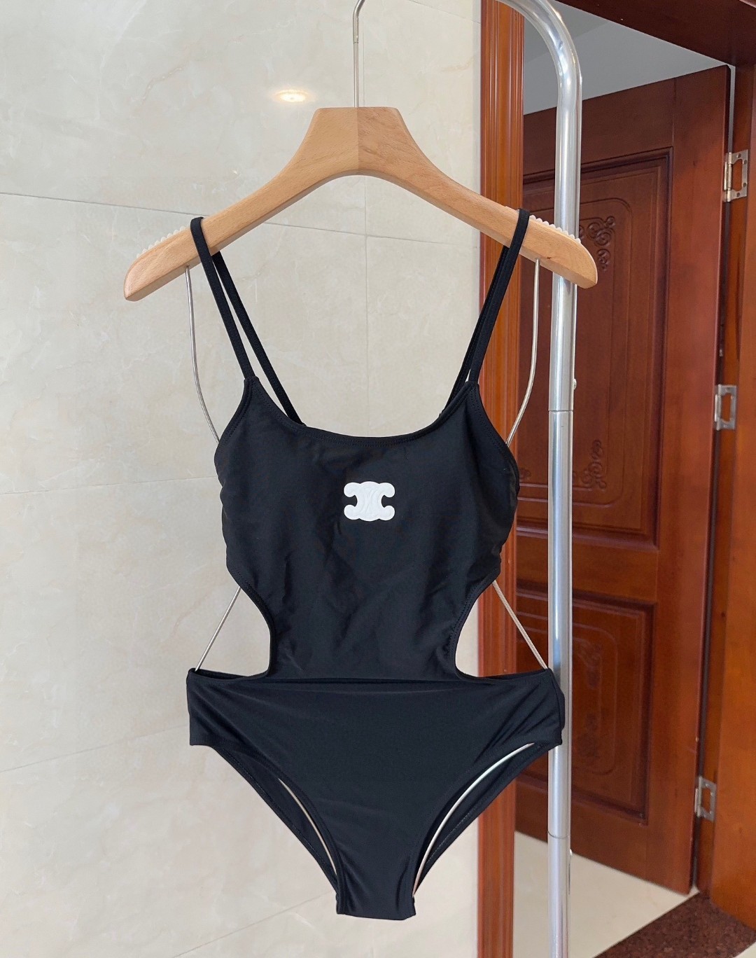 Céline’s Stylish Bathing Suit for Beach Photography: Fashionable and Beautiful Choice! - 图片 1