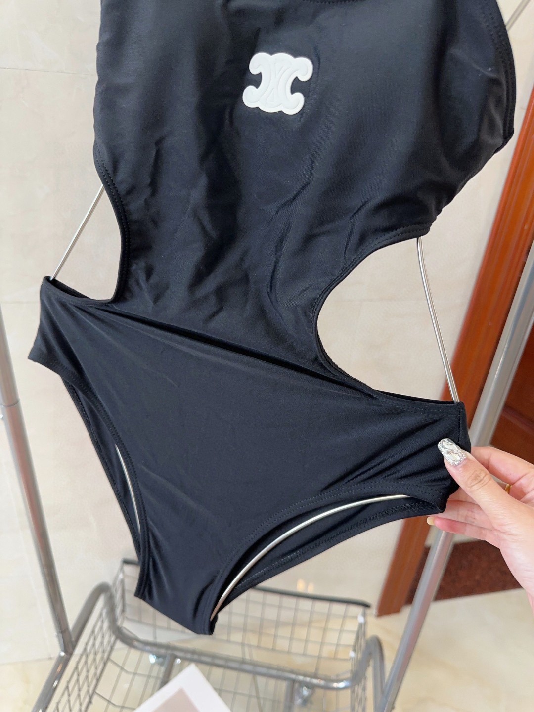 Céline’s Stylish Bathing Suit for Beach Photography: Fashionable and Beautiful Choice! - 图片 4