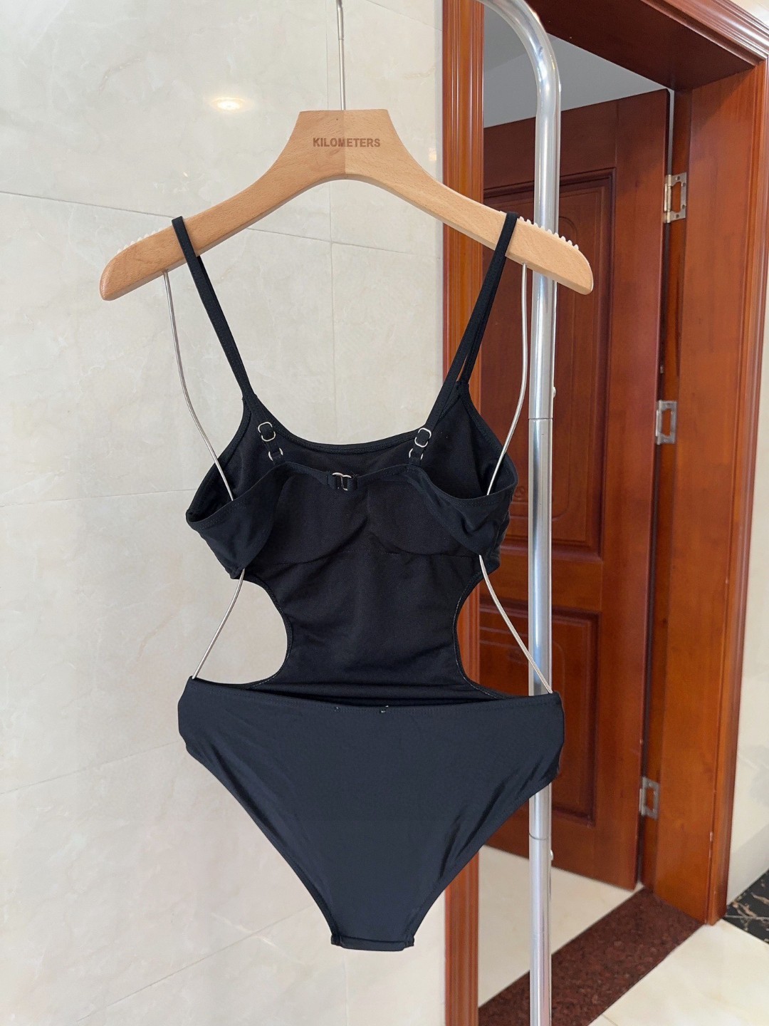 Céline’s Stylish Bathing Suit for Beach Photography: Fashionable and Beautiful Choice! - 图片 2