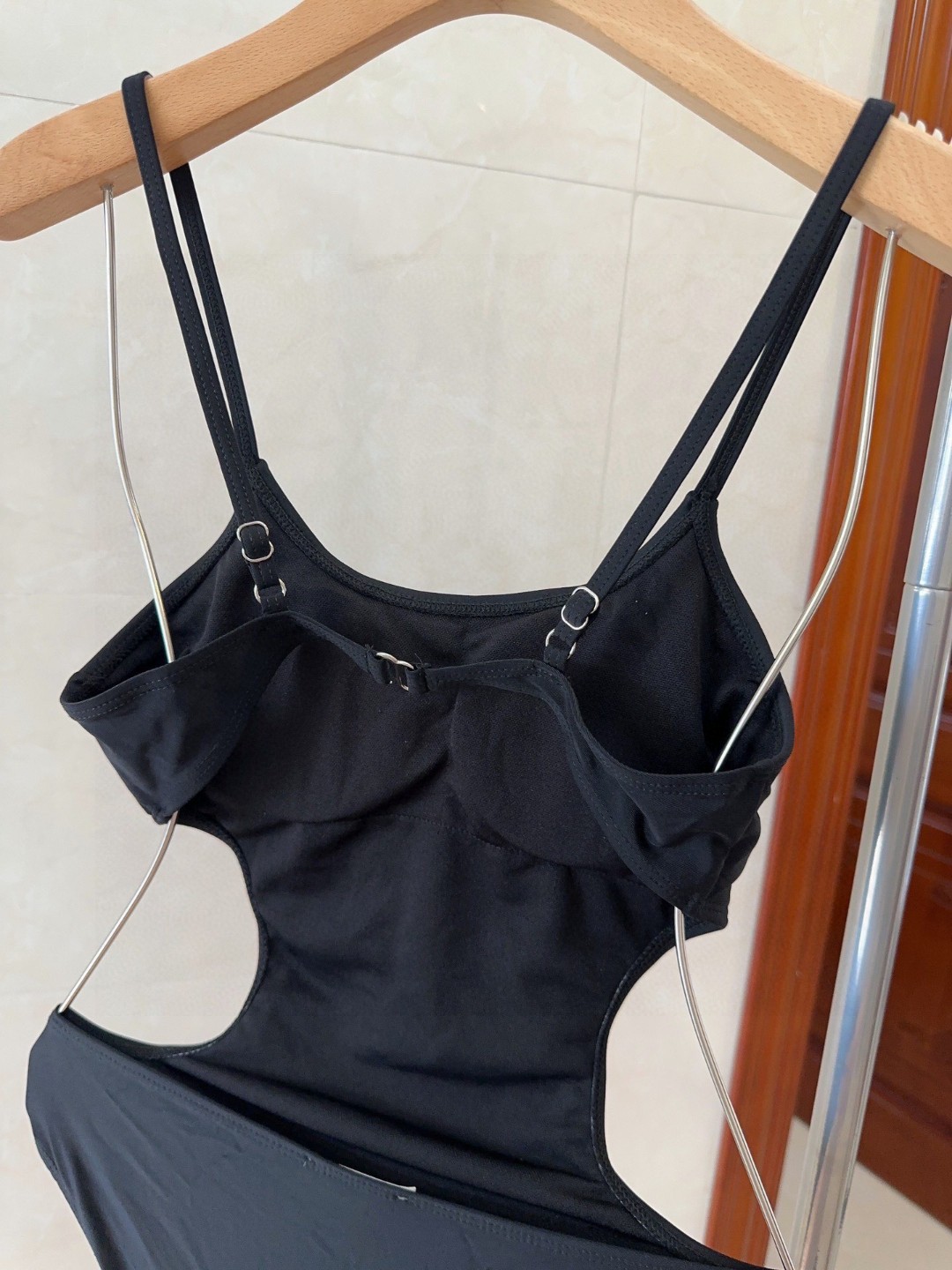Céline’s Stylish Bathing Suit for Beach Photography: Fashionable and Beautiful Choice! - 图片 6