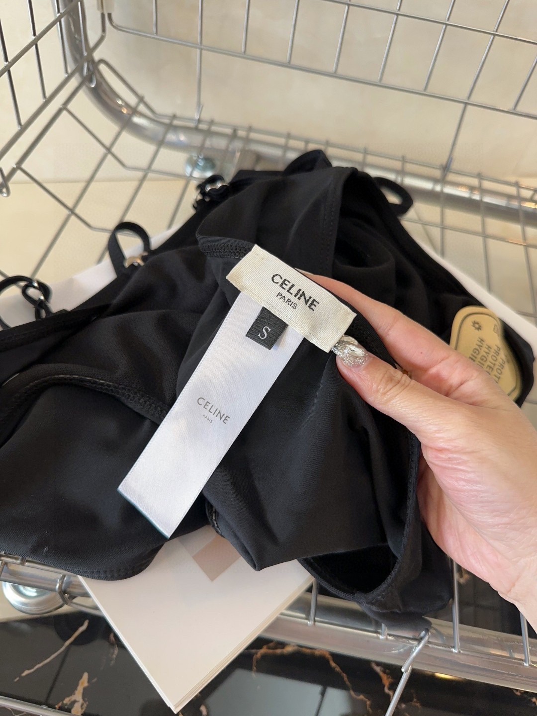 Céline’s Stylish Bathing Suit for Beach Photography: Fashionable and Beautiful Choice! - 图片 7