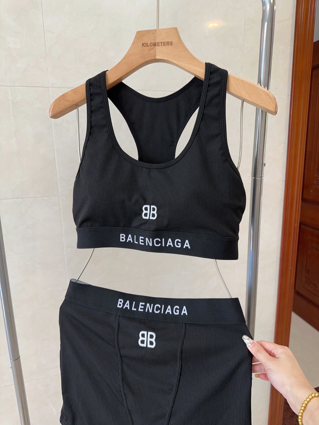 Stylish Parisian Bathing Suit: Perfect for Beach Photos! 🏖️ - 图片 3