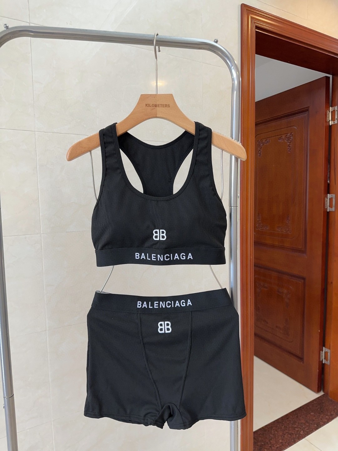 Stylish Parisian Bathing Suit: Perfect for Beach Photos! 🏖️ - 图片 1