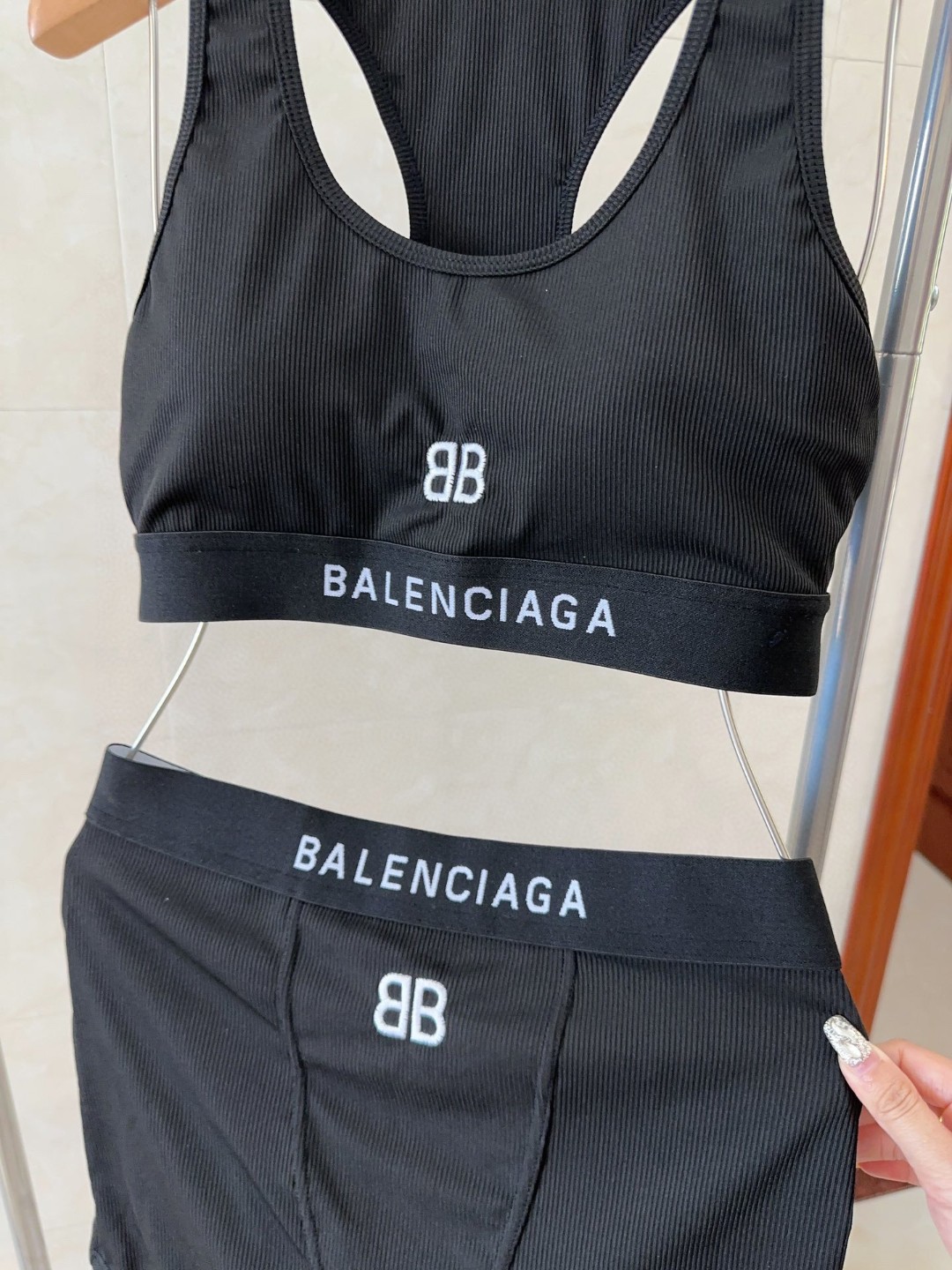 Stylish Parisian Bathing Suit: Perfect for Beach Photos! 🏖️ - 图片 4