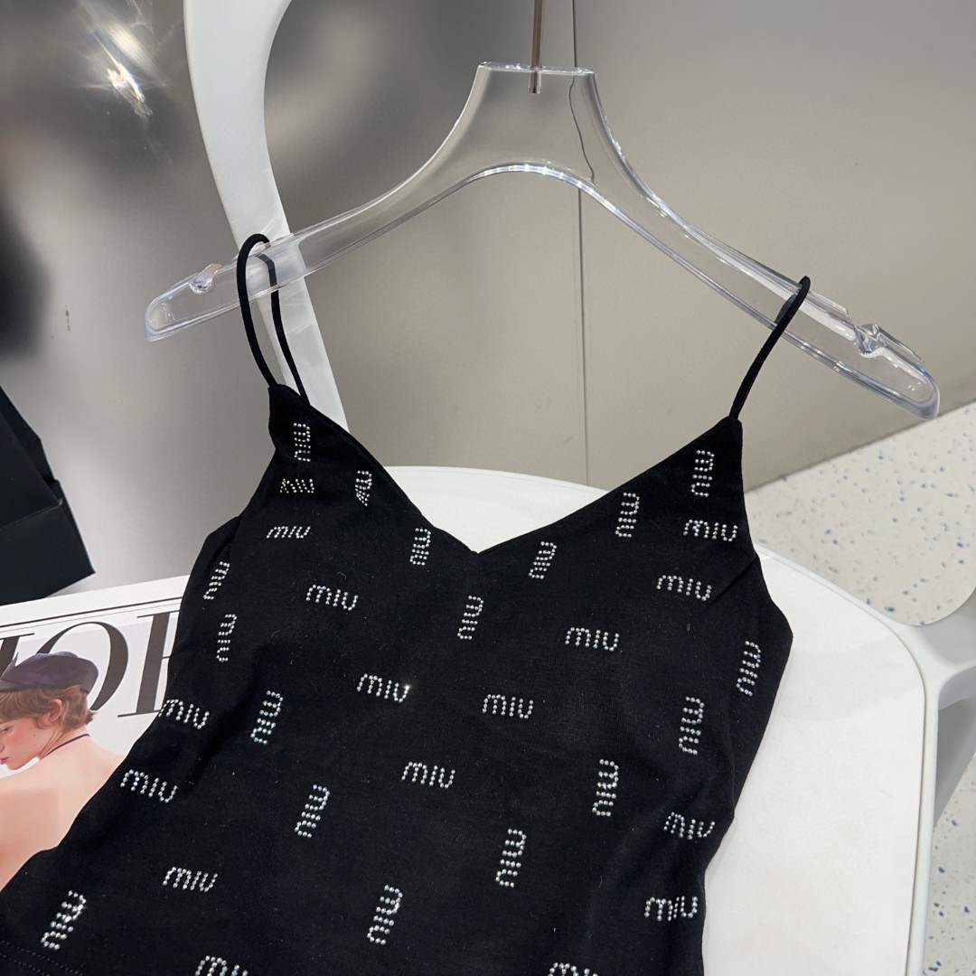 
miumiu烫钻小背心，自带杯垫，搭外套单穿超。爆
均码