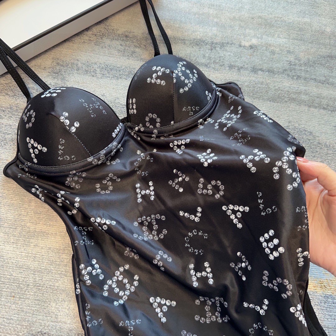 
Chanel 春夏新款泳衣，立体的胸部剪裁很好的托起整个胸部！不仅可以当泳衣也可以日常做内搭来穿，搭配