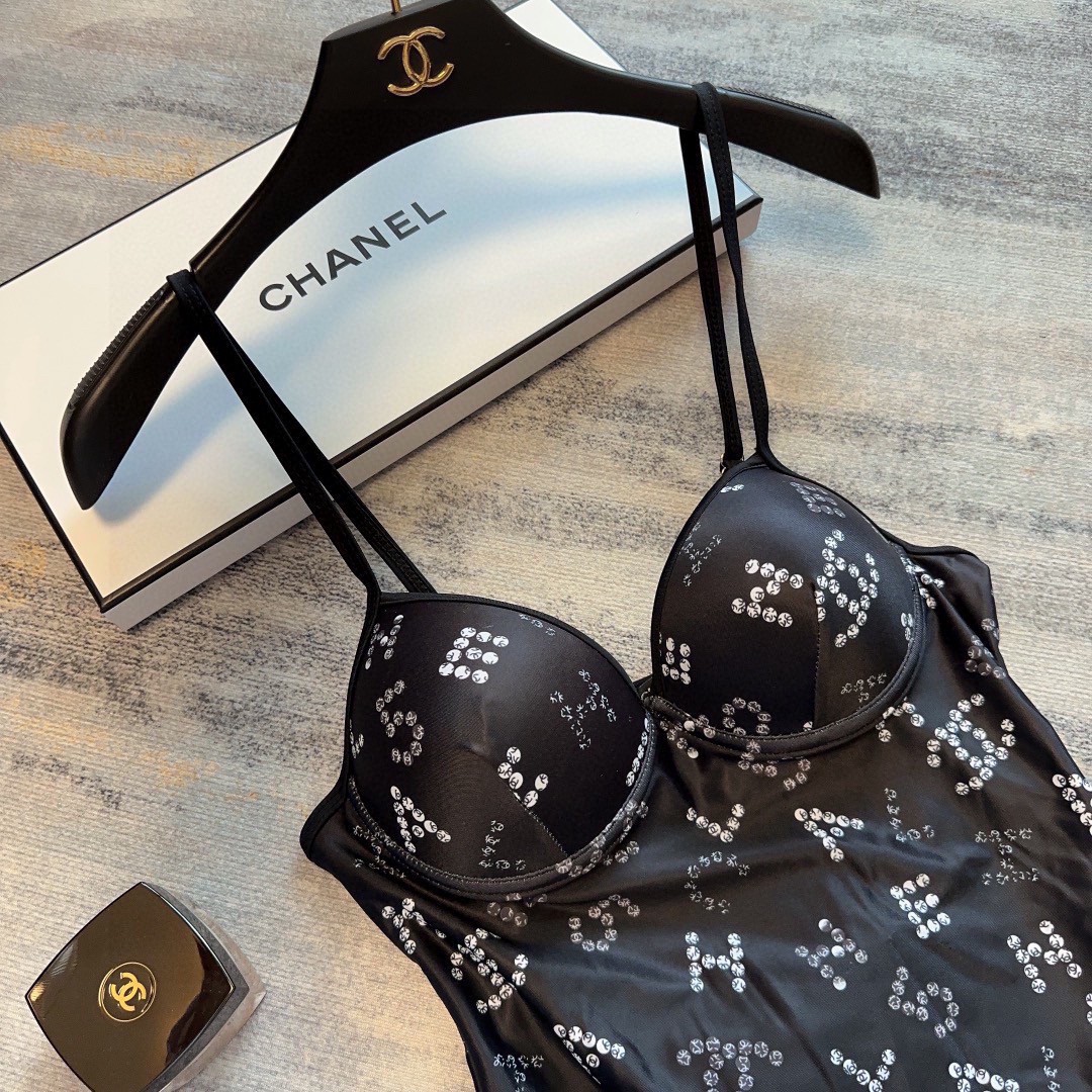 
Chanel 春夏新款泳衣，立体的胸部剪裁很好的托起整个胸部！不仅可以当泳衣也可以日常做内搭来穿，搭配
