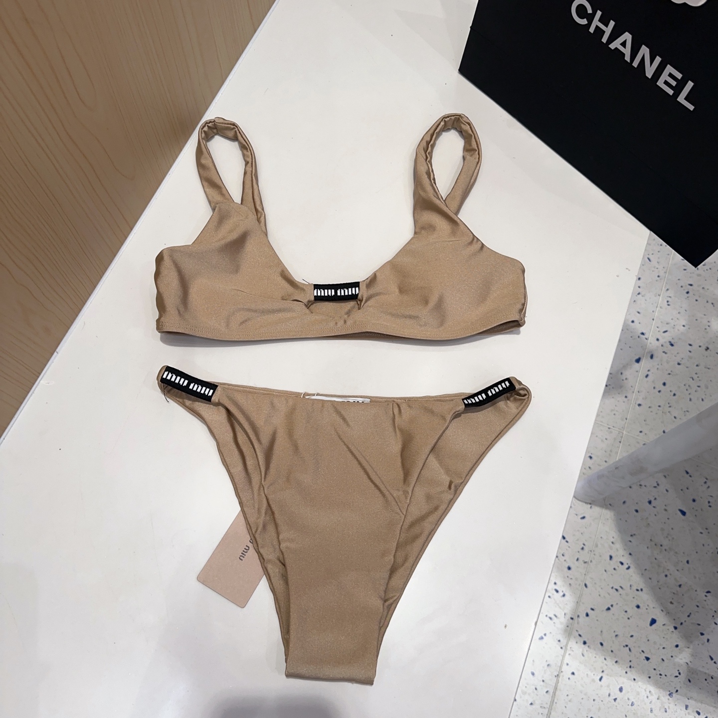 
miumiu泳衣，时尚达人必备。超级显身材！SML