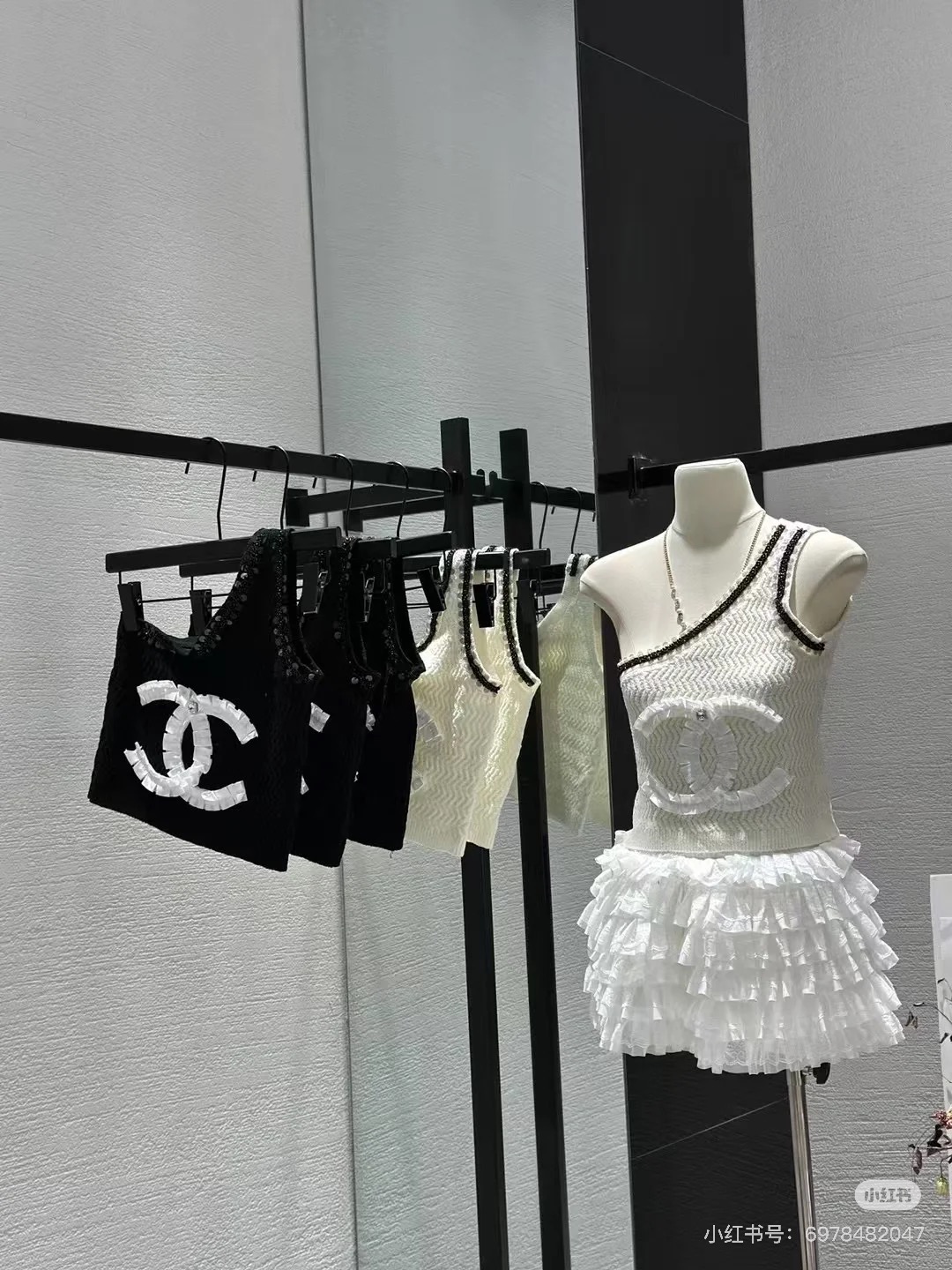 NO:304584,Chanel vest, wearing a jacket, super hot, single size, swimsuit, swimsuit, bikini, chanel, jackets & coats, swimsuits, bikinis19860909香奈儿背心,搭外套单穿超爆 均码泳衣泳裤比基尼,泳衣，泳裤，比基尼,chanel,jackets & coats,swimsuits,bikinis,accessory