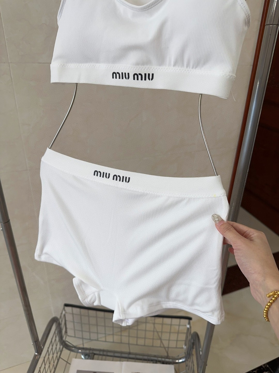 
miumiu泳衣，时尚潮人必备！实物超级好看！海边度假拍照超级好！SML