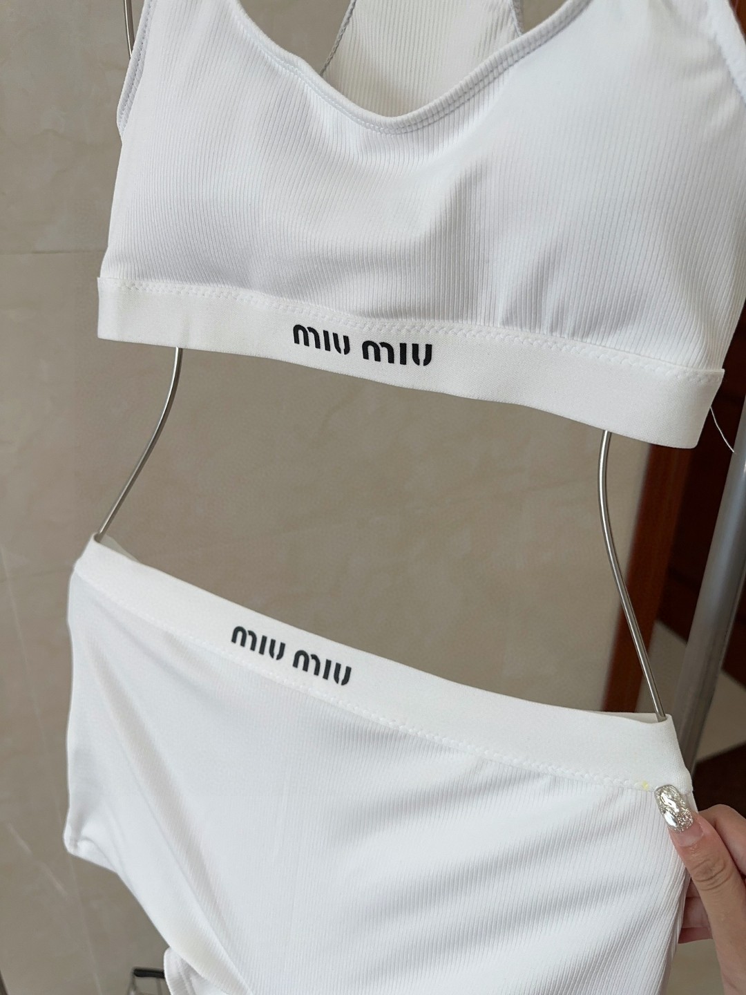 
miumiu泳衣，时尚潮人必备！实物超级好看！海边度假拍照超级好！SML