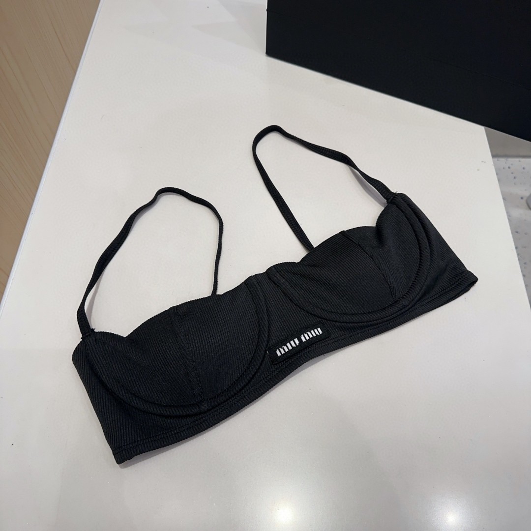 
miumiu泳衣，实物实在太美了！拍不出来它的美😍谁穿谁美！很值得入手✋ SML