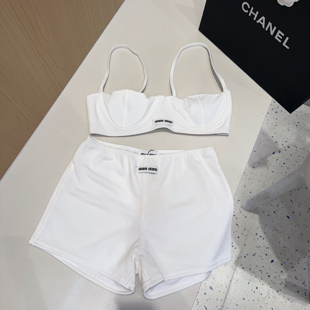 
miumiu泳衣，实物实在太美了！拍不出来它的美😍谁穿谁美！很值得入手✋ SML