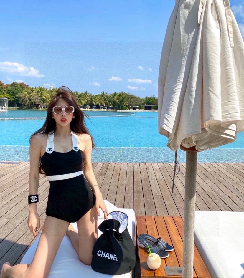 
宋茜同款香奈儿中古连体泳衣，穿起来很显身材。
SML