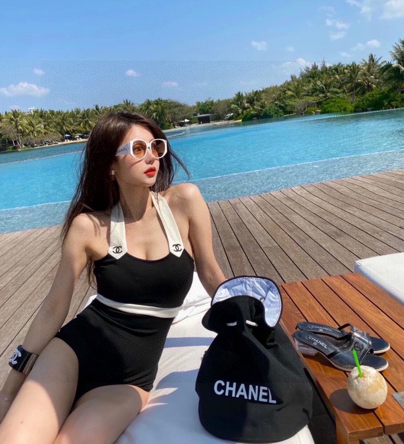 
宋茜同款香奈儿中古连体泳衣，穿起来很显身材。
SML