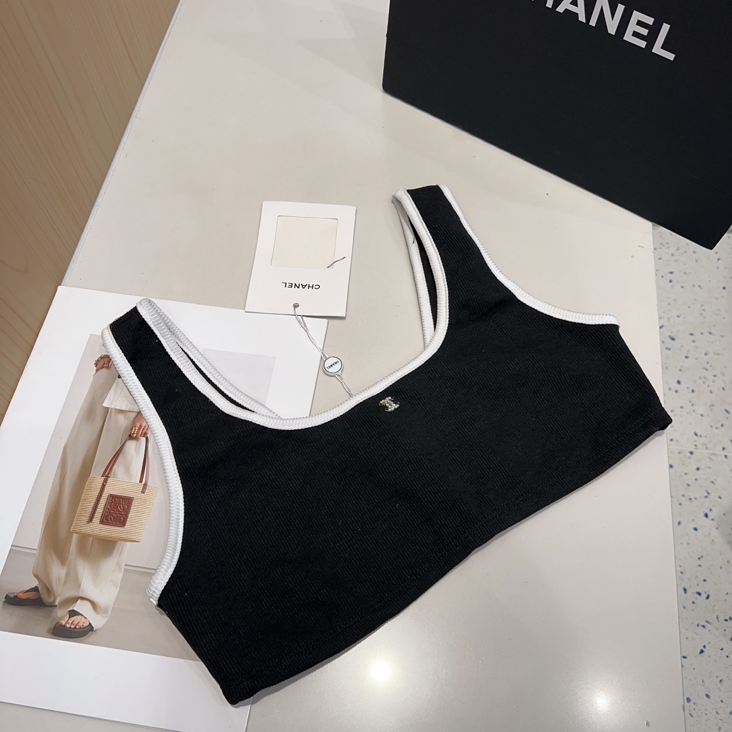 
Chanel 泳衣太辣了！
可以当打底外穿 超显身材
单穿时髦高级 叠穿优雅复古
SML