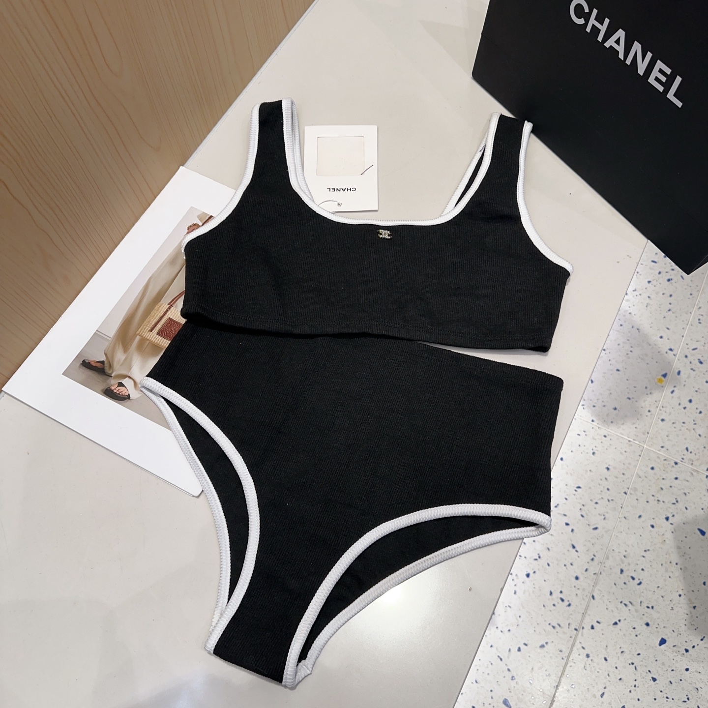 
Chanel 泳衣太辣了！
可以当打底外穿 超显身材
单穿时髦高级 叠穿优雅复古
SML