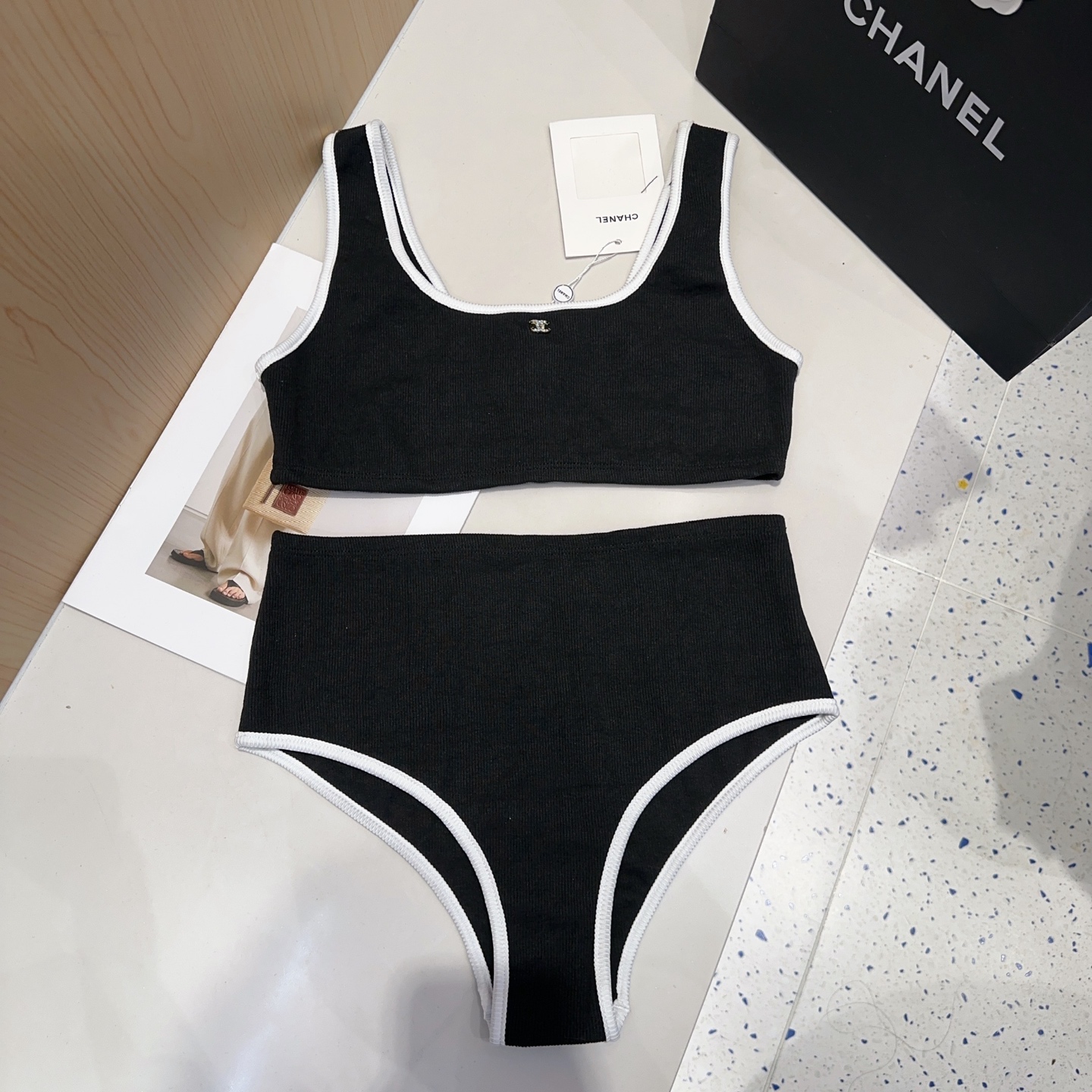 
Chanel 泳衣太辣了！
可以当打底外穿 超显身材
单穿时髦高级 叠穿优雅复古
SML