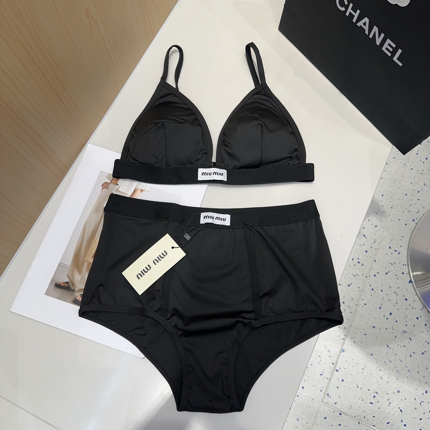 
miumiu泳衣，时尚达人必备。超级显身材！SML
