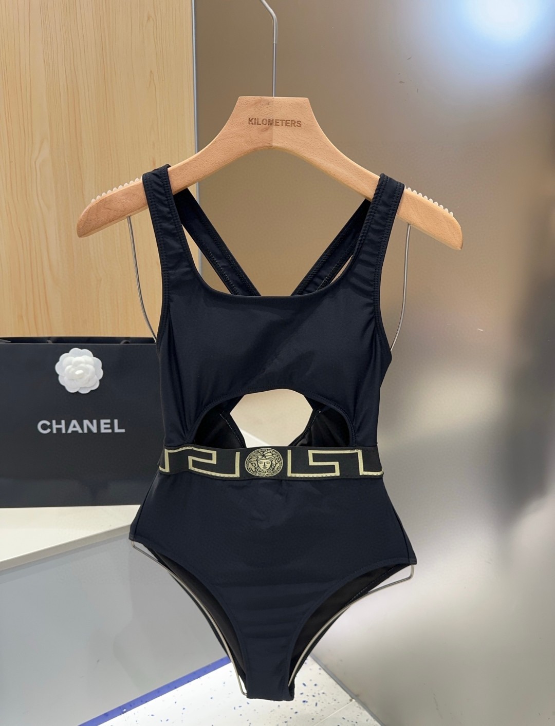 NO:305180,Versace swimsuit, slim and beautiful on the upper body!  Wearing a very fashionable SML swimsuit, swimsuit, swimsuit, bikinis, versace, swimsuits, bikinis19860909范思哲泳衣,上身显瘦而且好看！穿着很洋气SML泳衣泳裤比基尼,泳衣，泳裤，比基尼,versace,swimsuits,bikinis,accessory