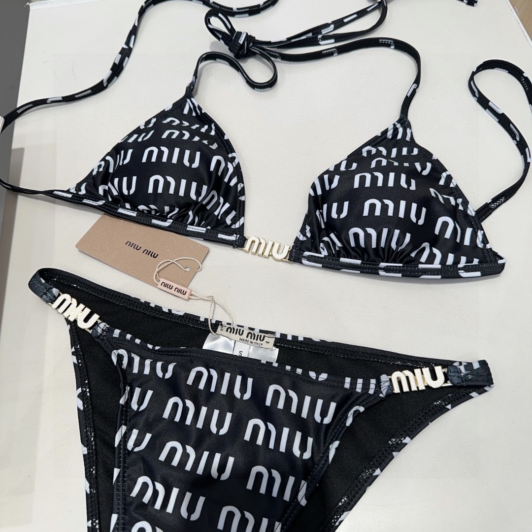 
miumiu泳衣，实物实在太美了！拍不出来它的美😍谁穿谁美！很值得入手✋ SML