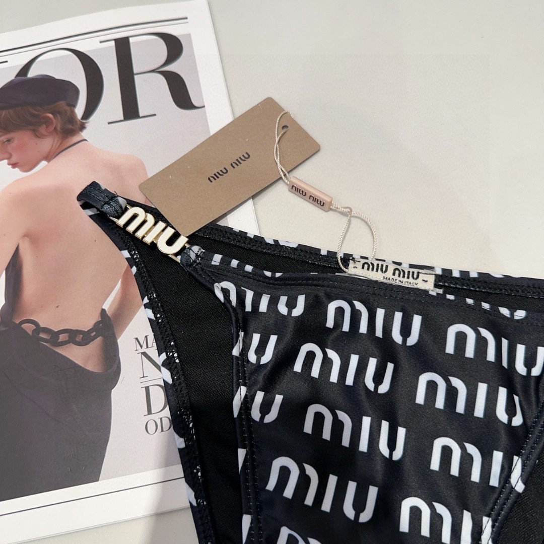 
miumiu泳衣，实物实在太美了！拍不出来它的美😍谁穿谁美！很值得入手✋ SML