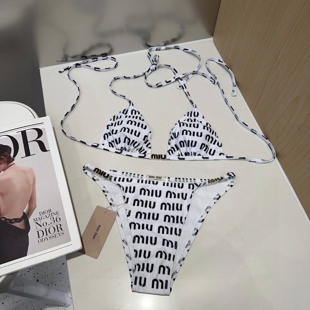 
miumiu泳衣，实物实在太美了！拍不出来它的美😍谁穿谁美！很值得入手✋ SML
