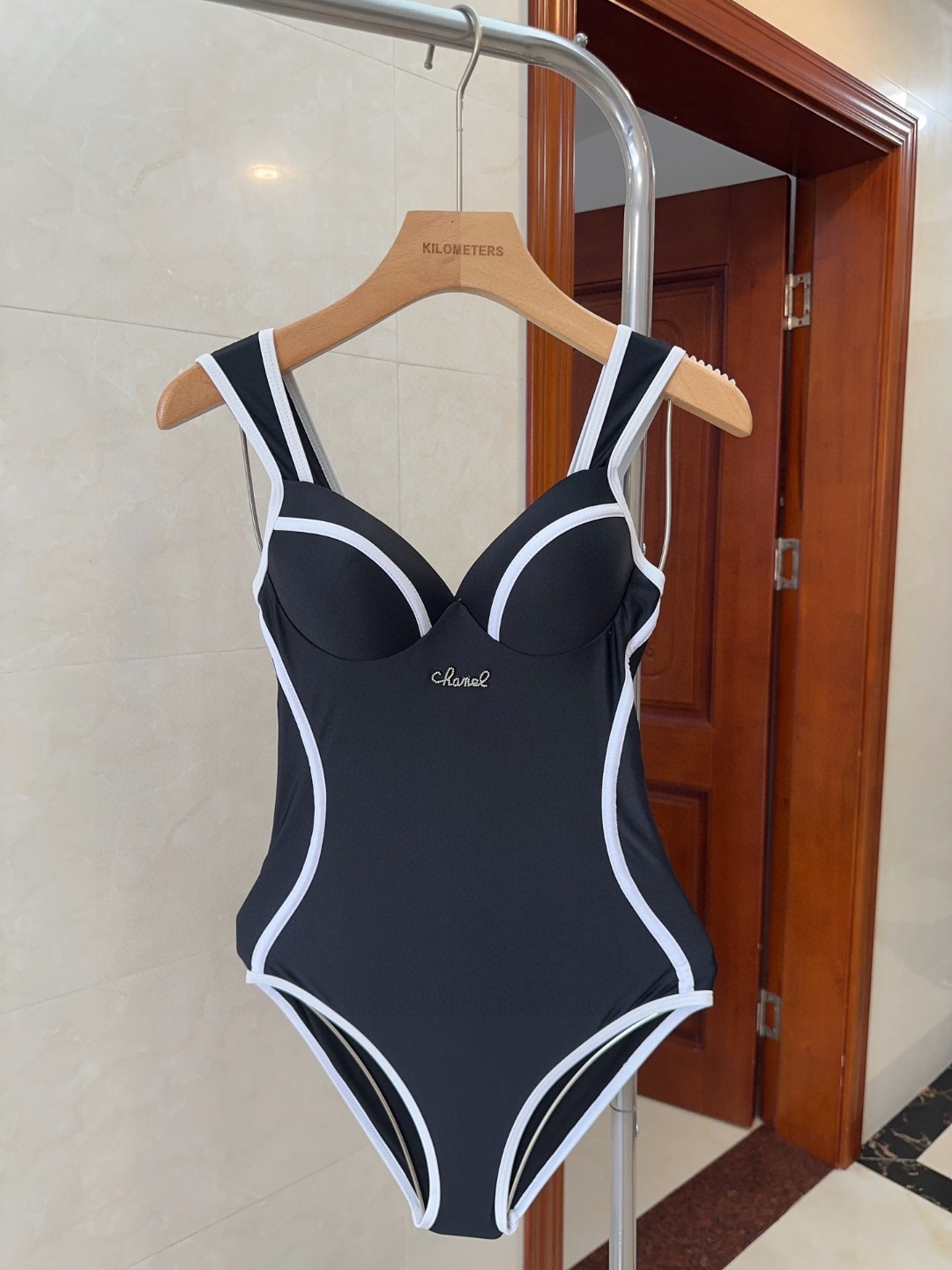 NO:305095,Chanel swimsuit, the real thing is so beautiful that it can’t be photographed. Whoever wears it will be beautiful!  Very worth buying SML swimsuits, swimsuits, swimsuits, bikinis, chanels, swimsuits, bikinis19860909香奈儿泳衣,实物实在太美拍不出来它的美谁穿谁美！很值得入手 SML泳衣泳裤比基尼,泳衣，泳裤，比基尼,chanel,swimsuits,bikinis,accessory