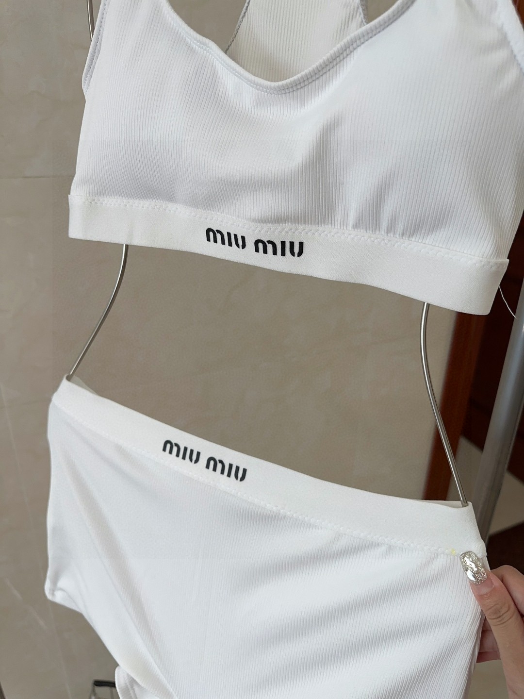 
miumiu泳衣，时尚潮人必备！实物超级好看！海边度假拍照超级好！SML