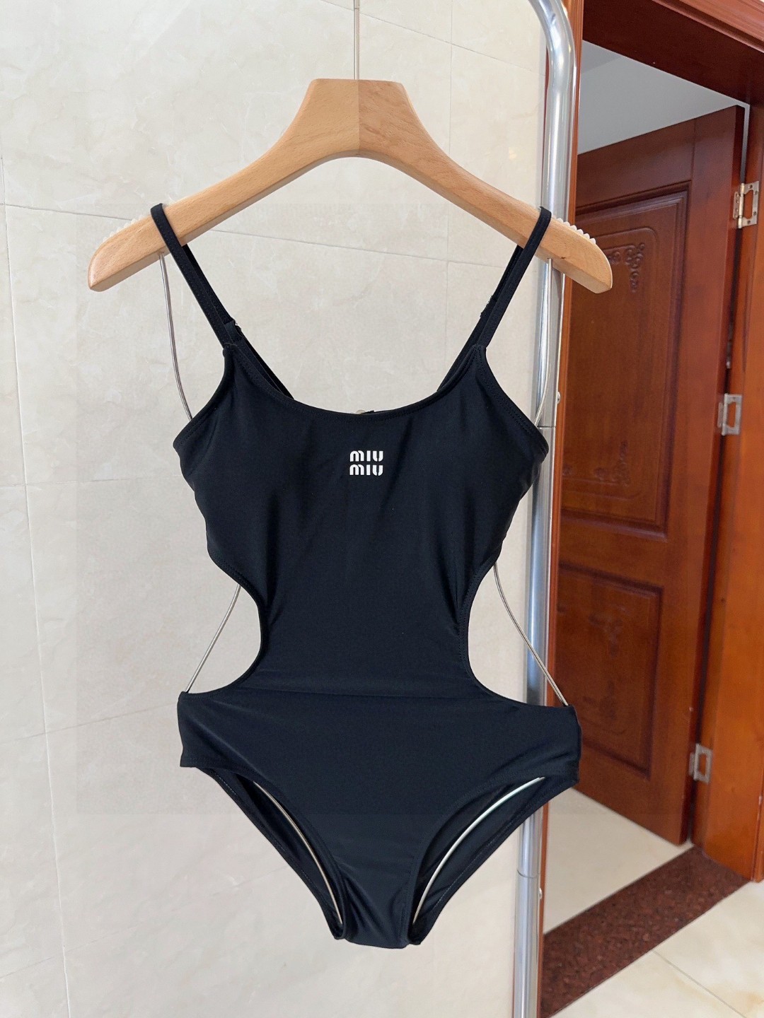 NO:305183,Miumiu swimsuits, a must-have for fashionable trendy people!  The real thing is super good!  It's great to take photos on the beach!  SML swimsuits, swimsuits, swimsuits, bikinis, miumiu, swimsuits, bikinis19860909miumiu泳衣,时尚潮人必备！实物超级好看！海边度假拍照超级好！SML泳衣泳裤比基尼,泳衣，泳裤，比基尼,miumiu,swimsuits,bikinis,accessory