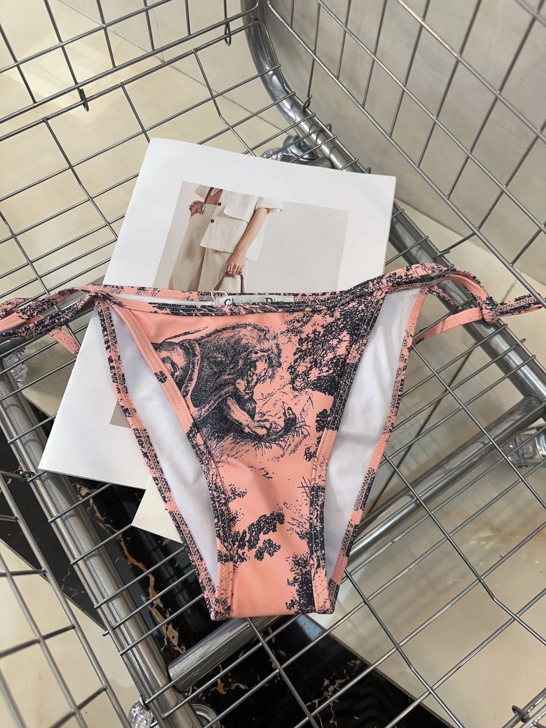 Dio*新款D家经典动物丛林茹伊印花交叉露背连体泳衣（有胸垫）休闲百搭紧身上衣，海边度假🏖️温泉游泳池必