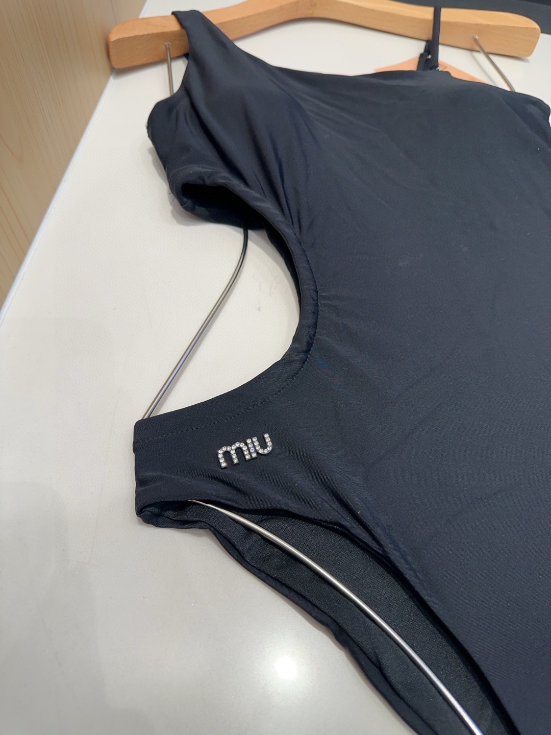 
miumiu泳衣，实物实在太美了！拍不出来它的美😍谁穿谁美！很值得入手✋ SML