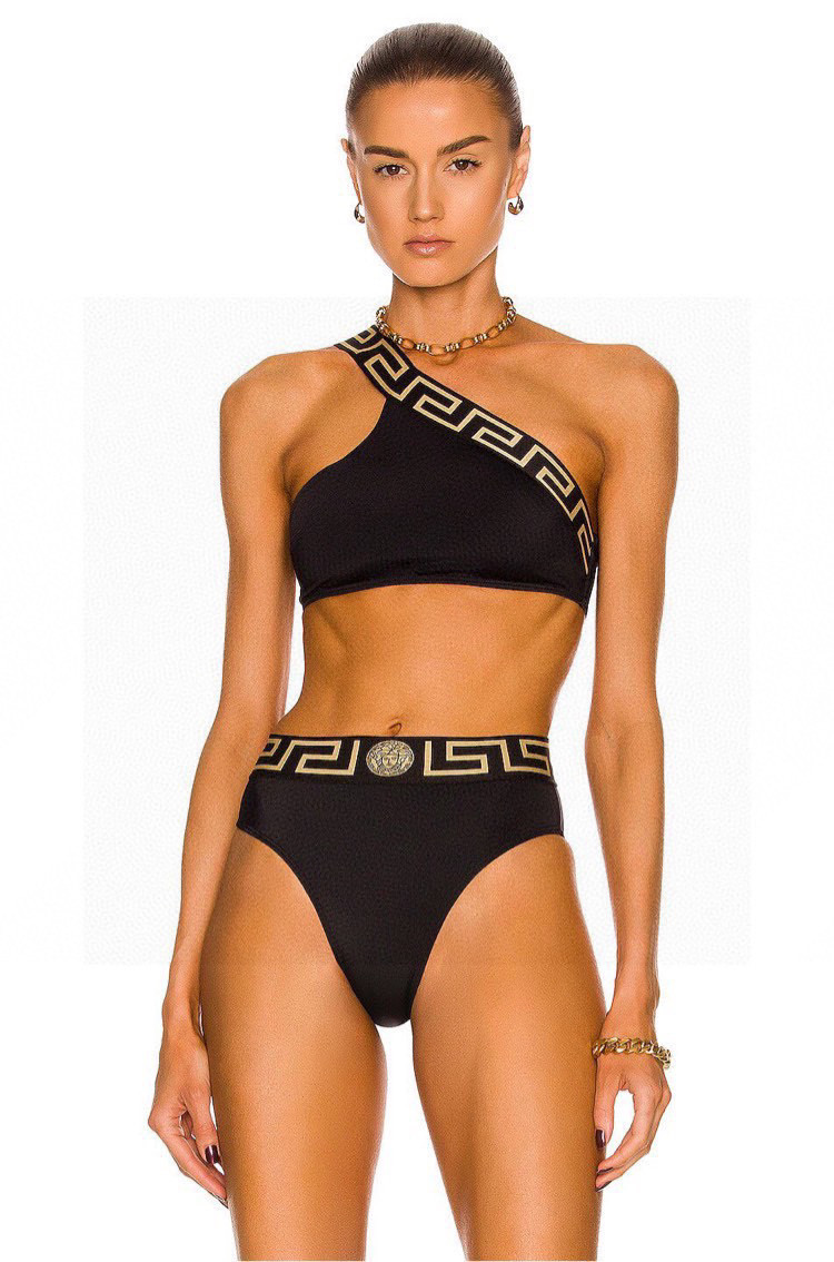 NO:305243,Versac*'s new special design crossbody single-shoulder webbing spliced ​​strapless split swimsuit beach beach vacation hot spring pool must have!  Black SML swimsuits, swimsuits, swimsuits, bikinis, versace, swimsuits, bikinis19860909versac*新款特殊设计斜挎单肩织带拼接抹胸分体泳衣沙滩海边度假温泉泳池必备！黑色 SML泳衣泳裤比基尼,泳衣，泳裤，比基尼,versace,swimsuits,bikinis,accessory