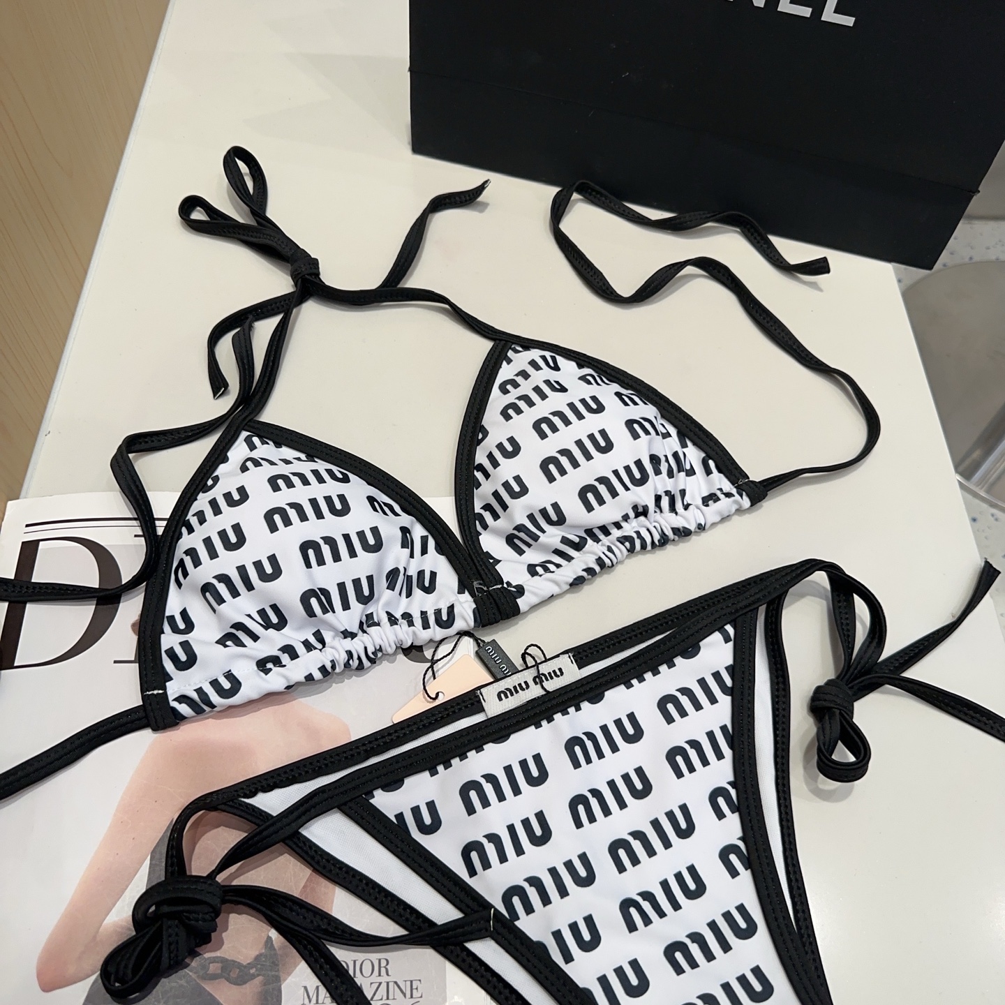 
miumiu泳衣，时尚达人必备。超级显身材！SML