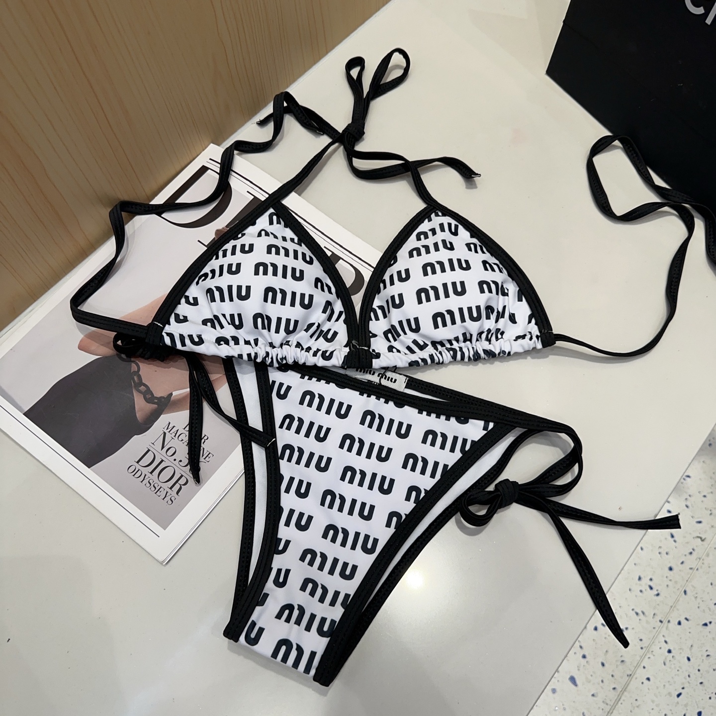 
miumiu泳衣，时尚达人必备。超级显身材！SML