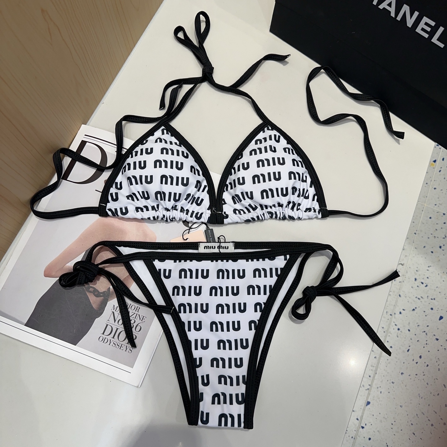 
miumiu泳衣，时尚达人必备。超级显身材！SML