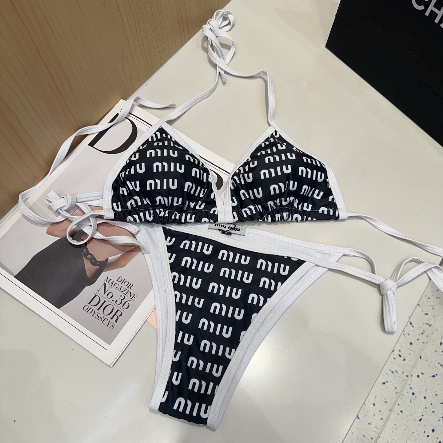 
miumiu泳衣，时尚达人必备。超级显身材！SML