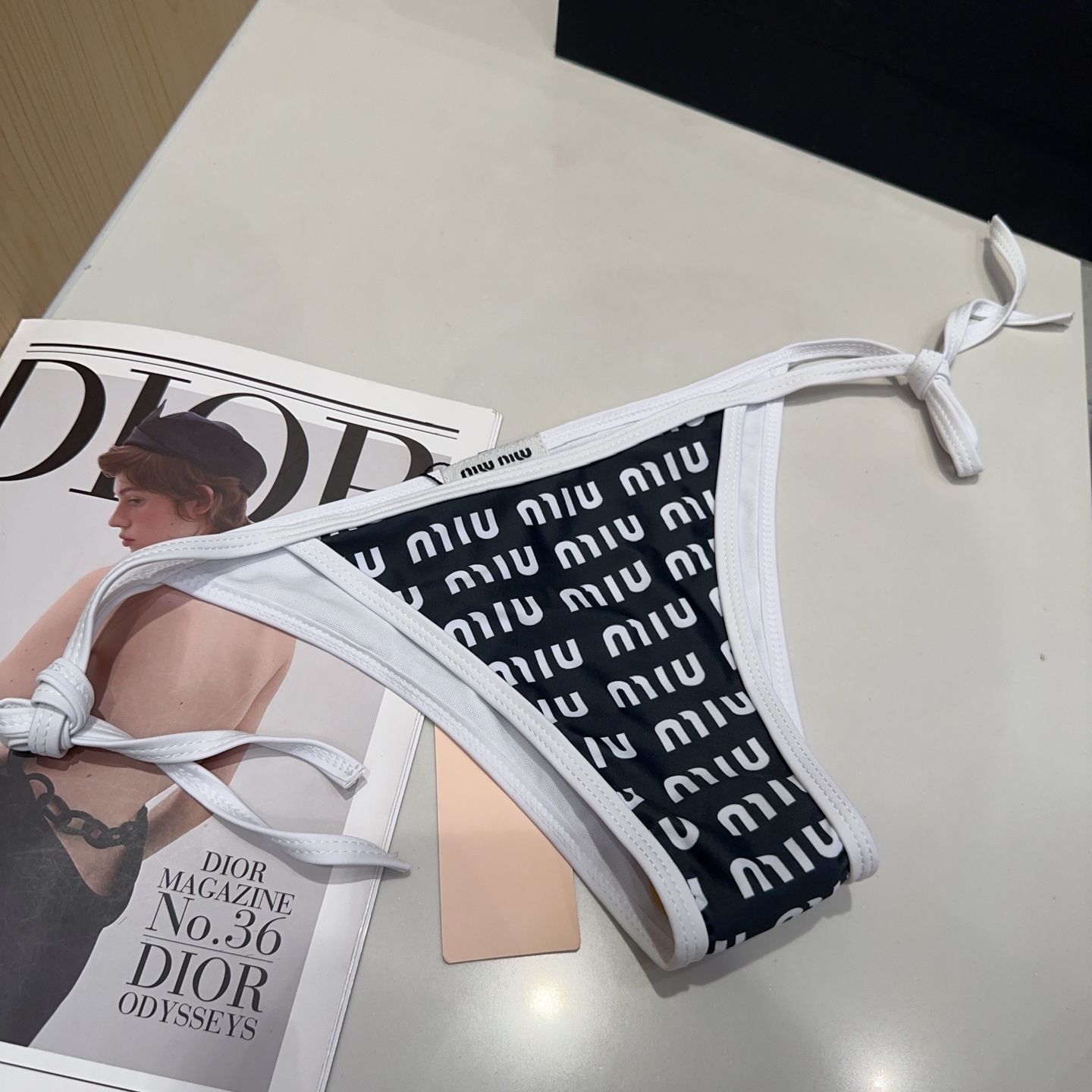 
miumiu泳衣，时尚达人必备。超级显身材！SML