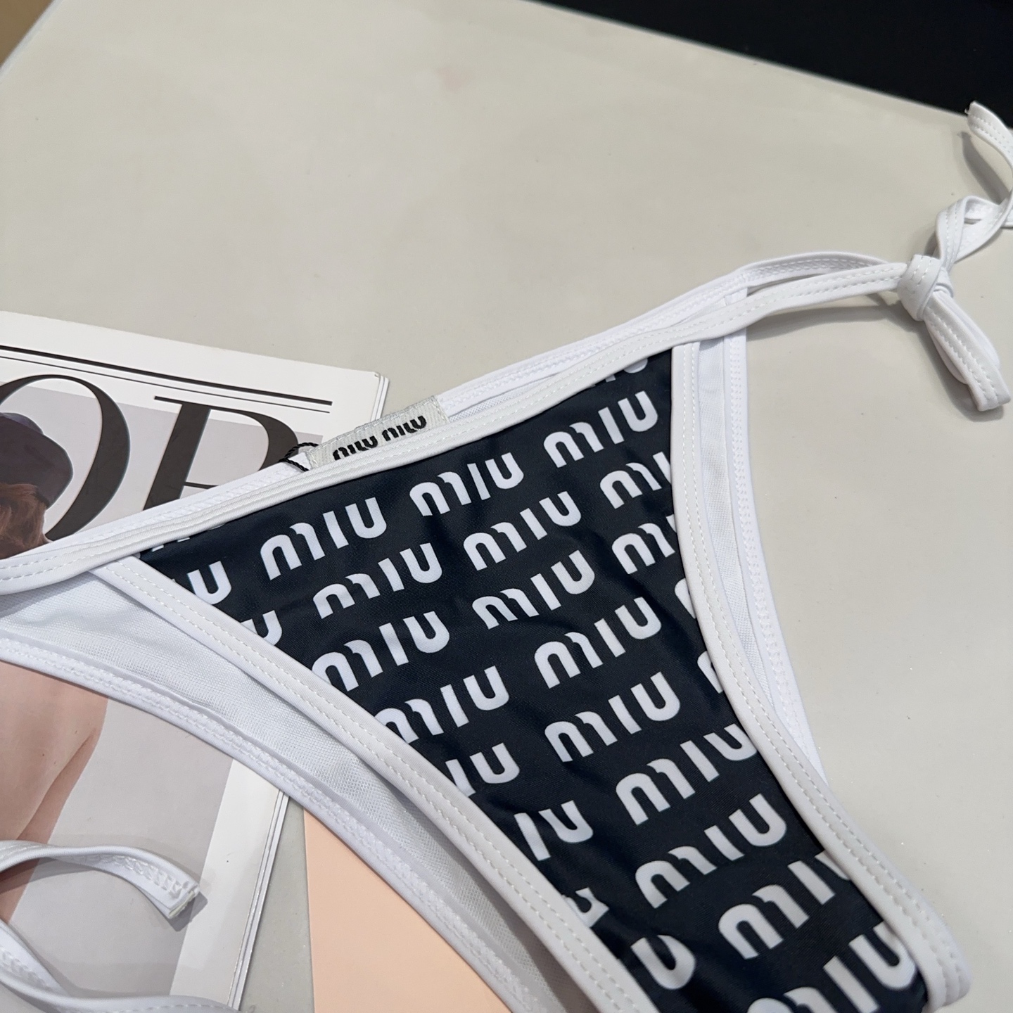 
miumiu泳衣，时尚达人必备。超级显身材！SML