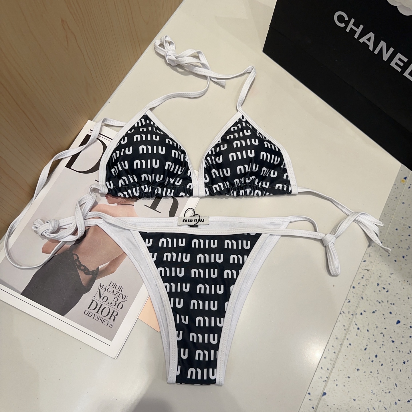 
miumiu泳衣，时尚达人必备。超级显身材！SML